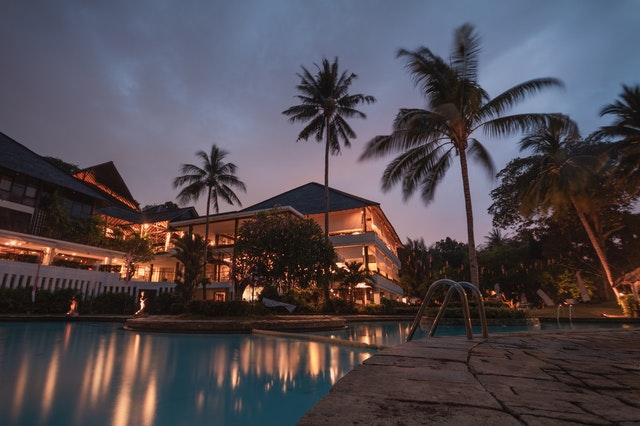 luxusný hotel s bazénom