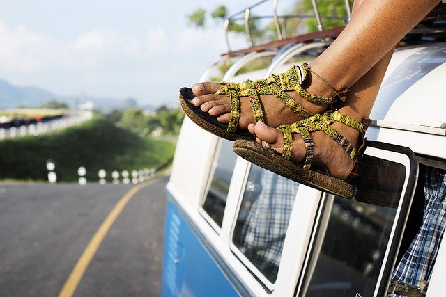 Ženské nohy v sandáloch na streche auta.jpg
